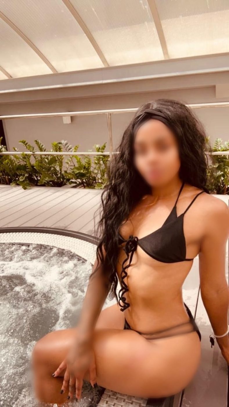 Alexsia, escort dame bij Explicit4U